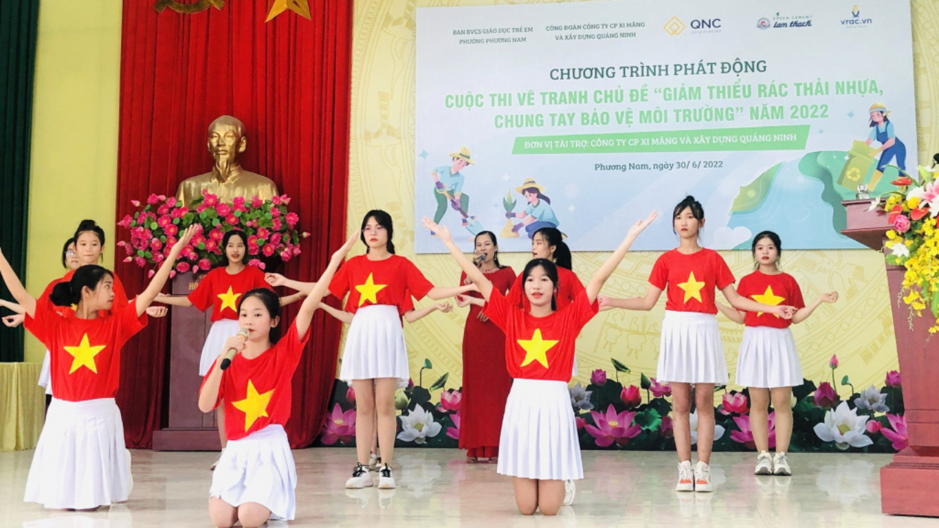 Một tiết mục văn nghệ do các em thanh thiếu niên trên địa bàn phường Phương Nam (TP Uông Bí) biểu diễn tại chương trình phát động.