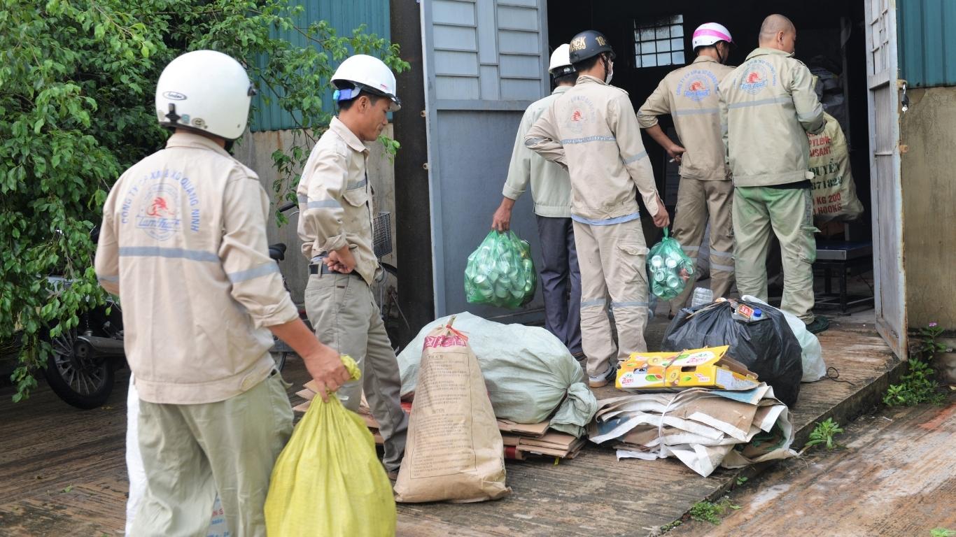 Khách hàng tập trung, xếp hàng trước kho thu rác của "ngân hàng rác" ngày càng đông.